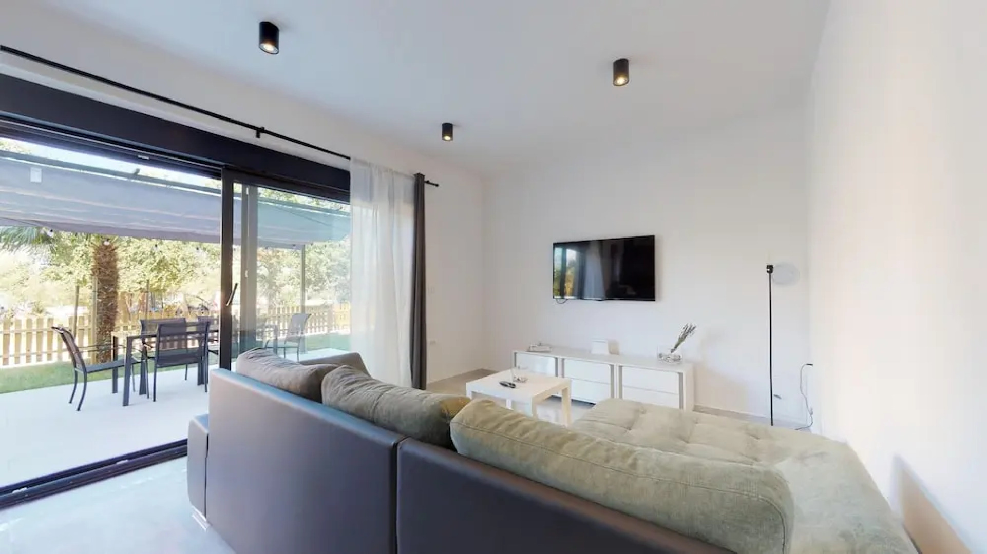 2 Bed House - Sleeps 4 - Hottub - Garden - Parking