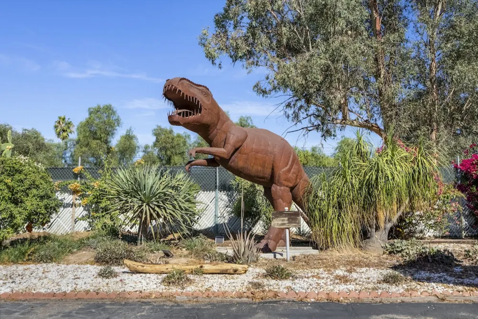 The New Star Motel with Studio-Kitchens: 1950s Extended-Stay Lodging and Retreat Center