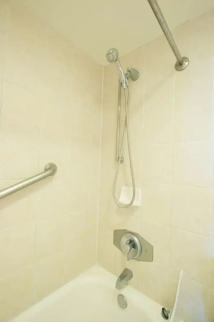 Waikiki Banyan - Pool View Tower 1 Suite 707