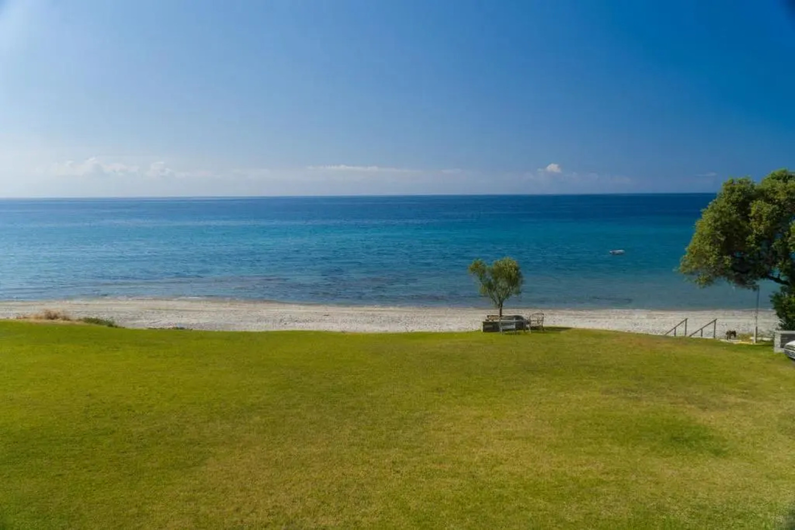 Sunny Bay, beachfront 1-bdrm apartment