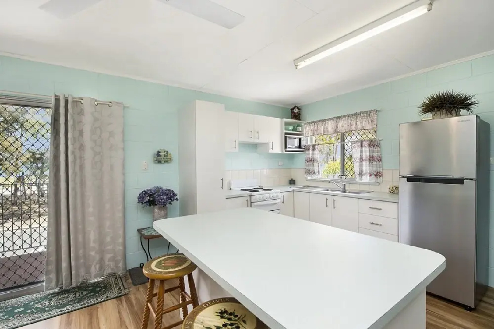 First floor unit close to shops, park and waterfront!