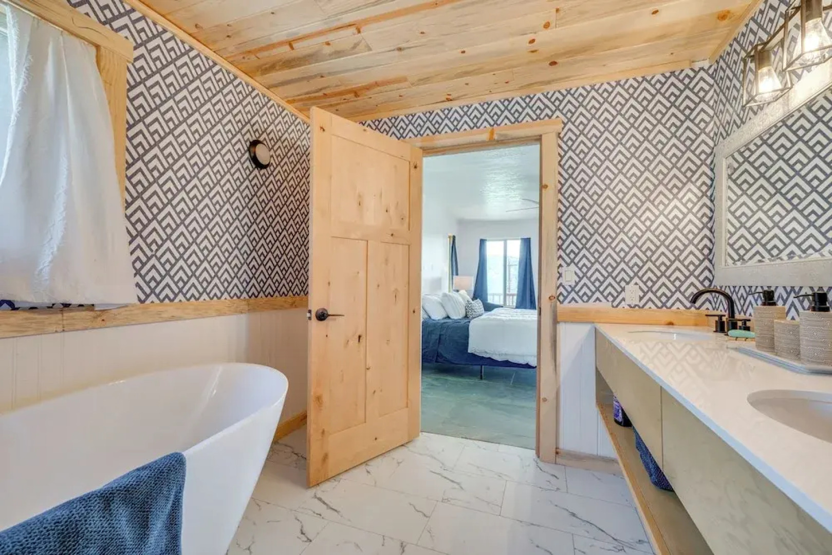 Mtn-view Getaway w/ Spacious Deck in Republic!