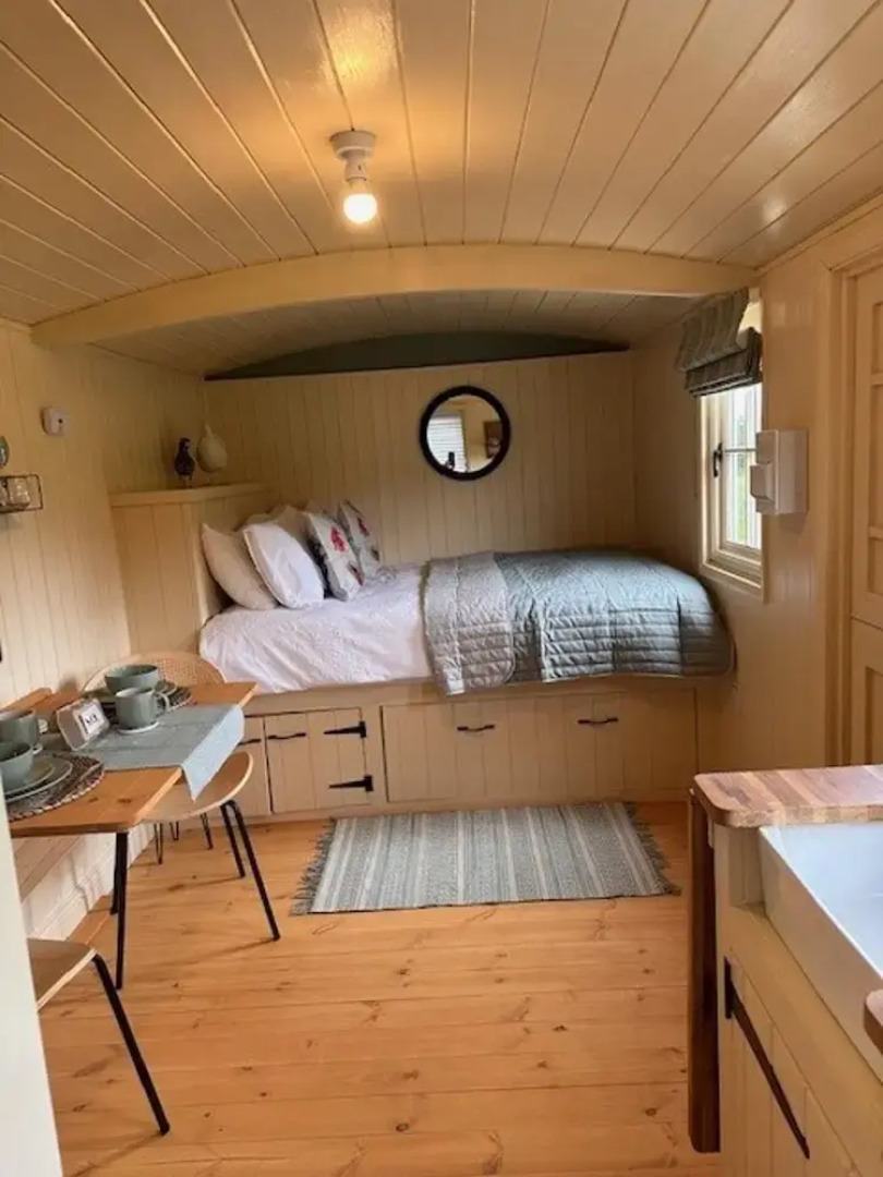 Shepherdshut-cotswolds-petfriendly-woodburner