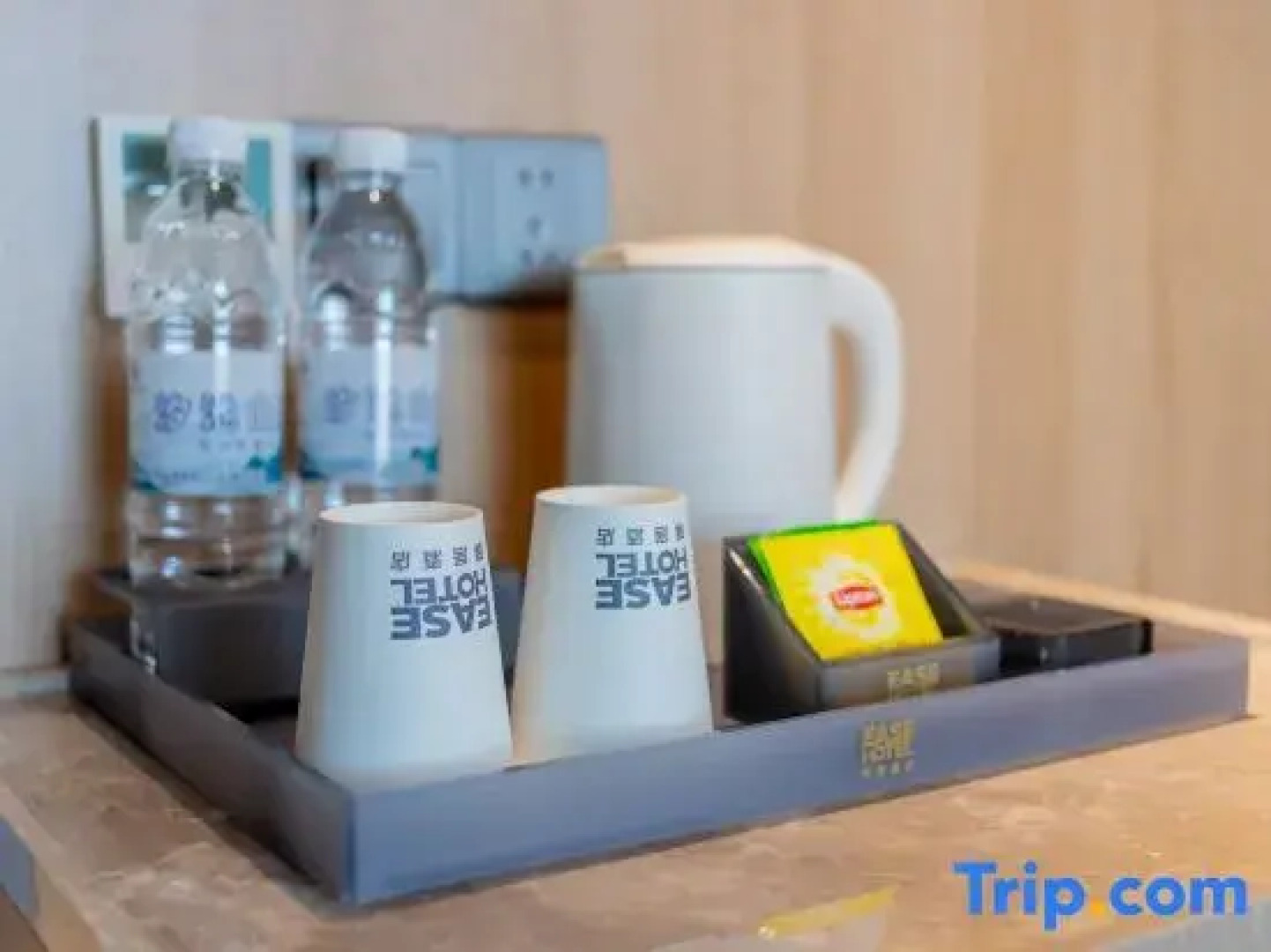 Ease Hotel (Tongchuan Wenying West Road Yaozhou Central Plaza)