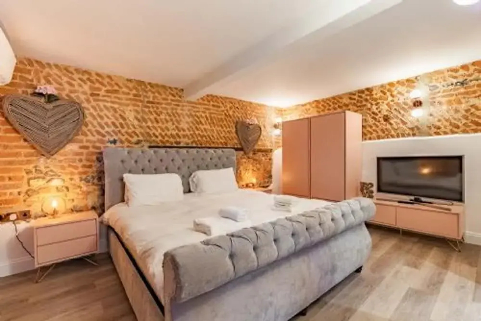 Host Stay Rogues Barn