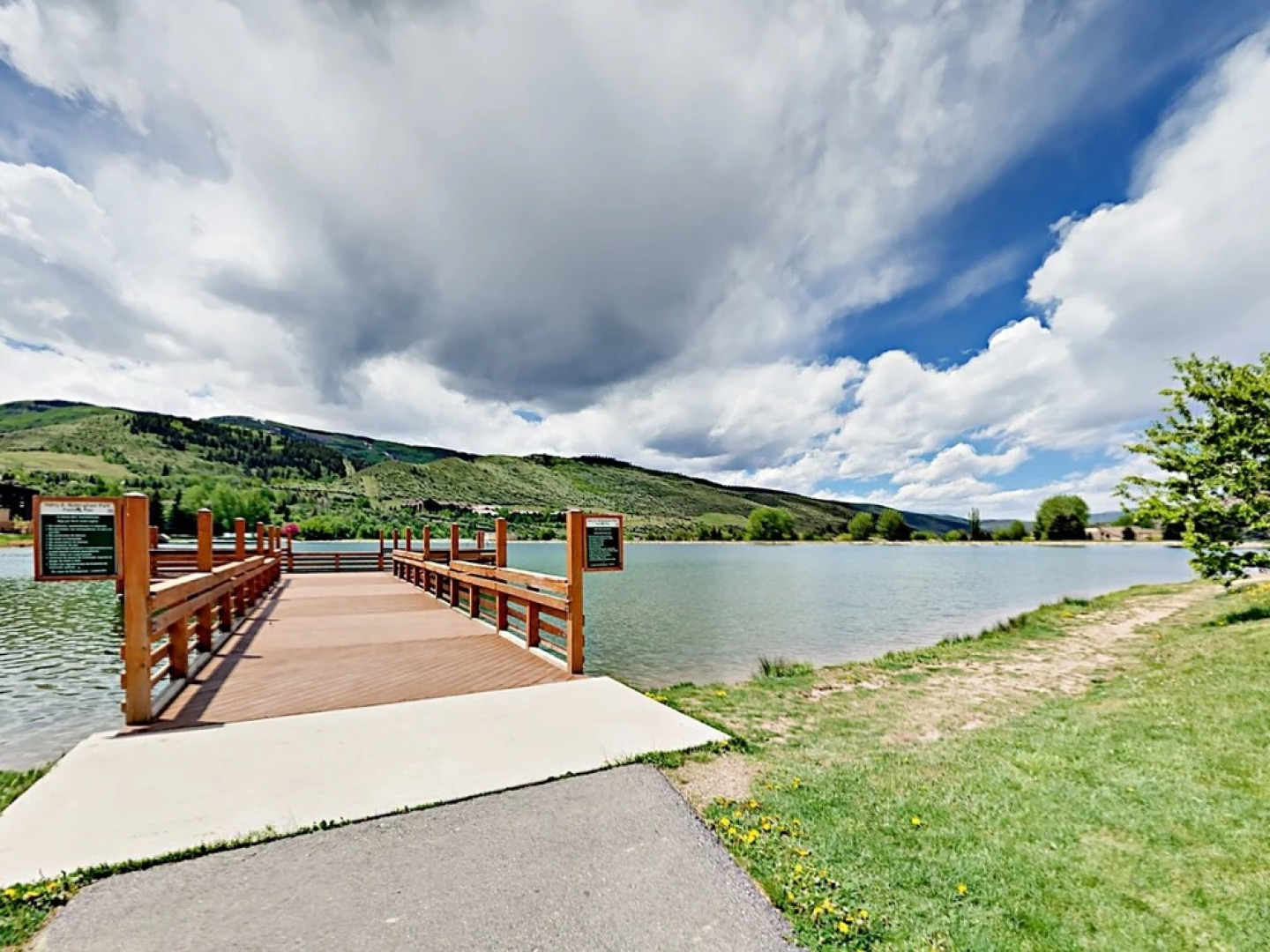 2BR w/ Hot Tub, Pool & Free Shuttle