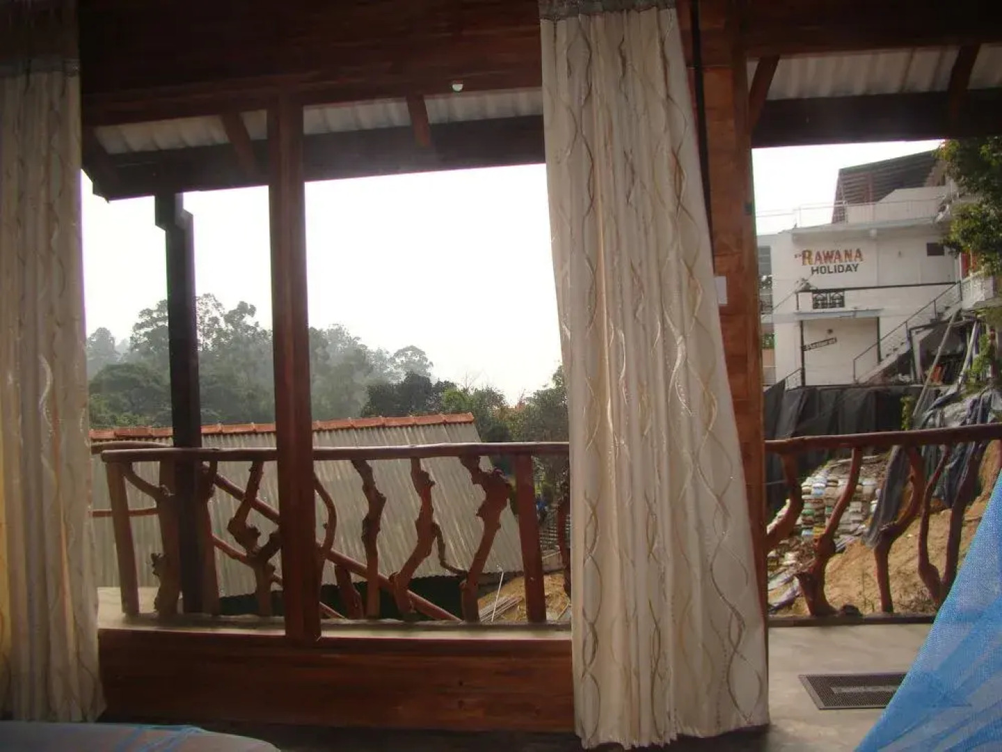 Yoho Okan Rock Wooden Cabana