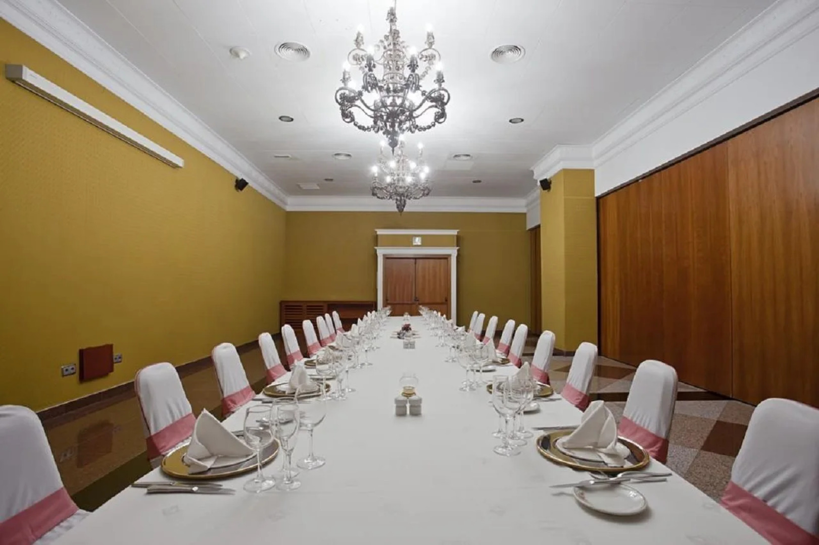 Отель Ilunion Les Corts Spa