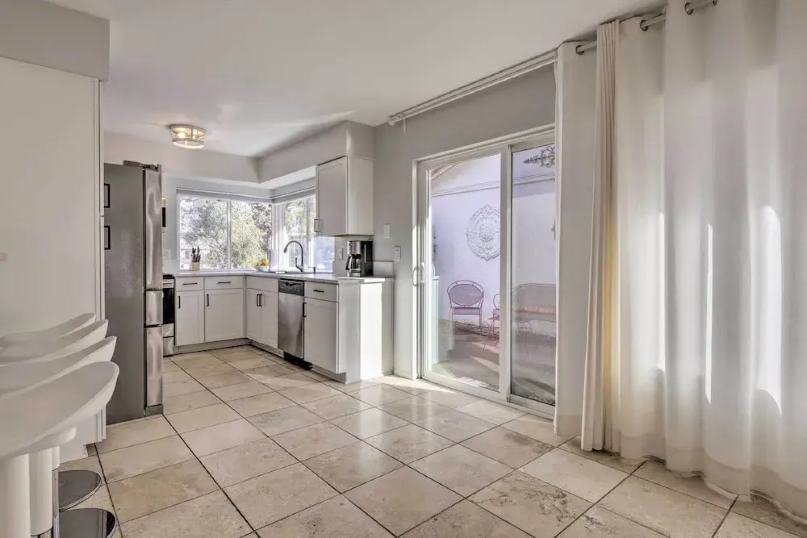 Sun Deck, Hot Tub & Kayak: Lakefront Tempe House