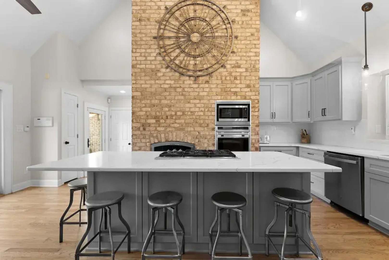 Shoreway Cove by Avantstay Waterfront Pool Dock