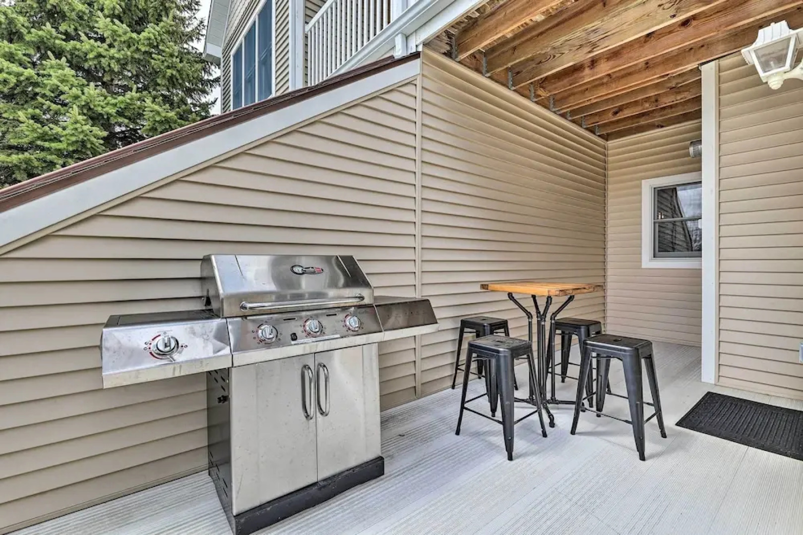 Bright Manistee Condo w/ Beach + Pool Access!