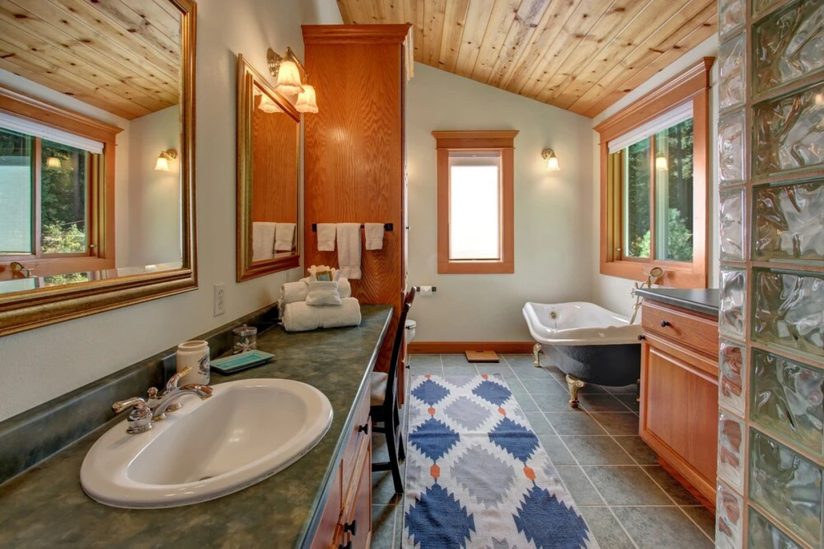 Mountain Acres - Four Bedroom Cabin with Hot Tub