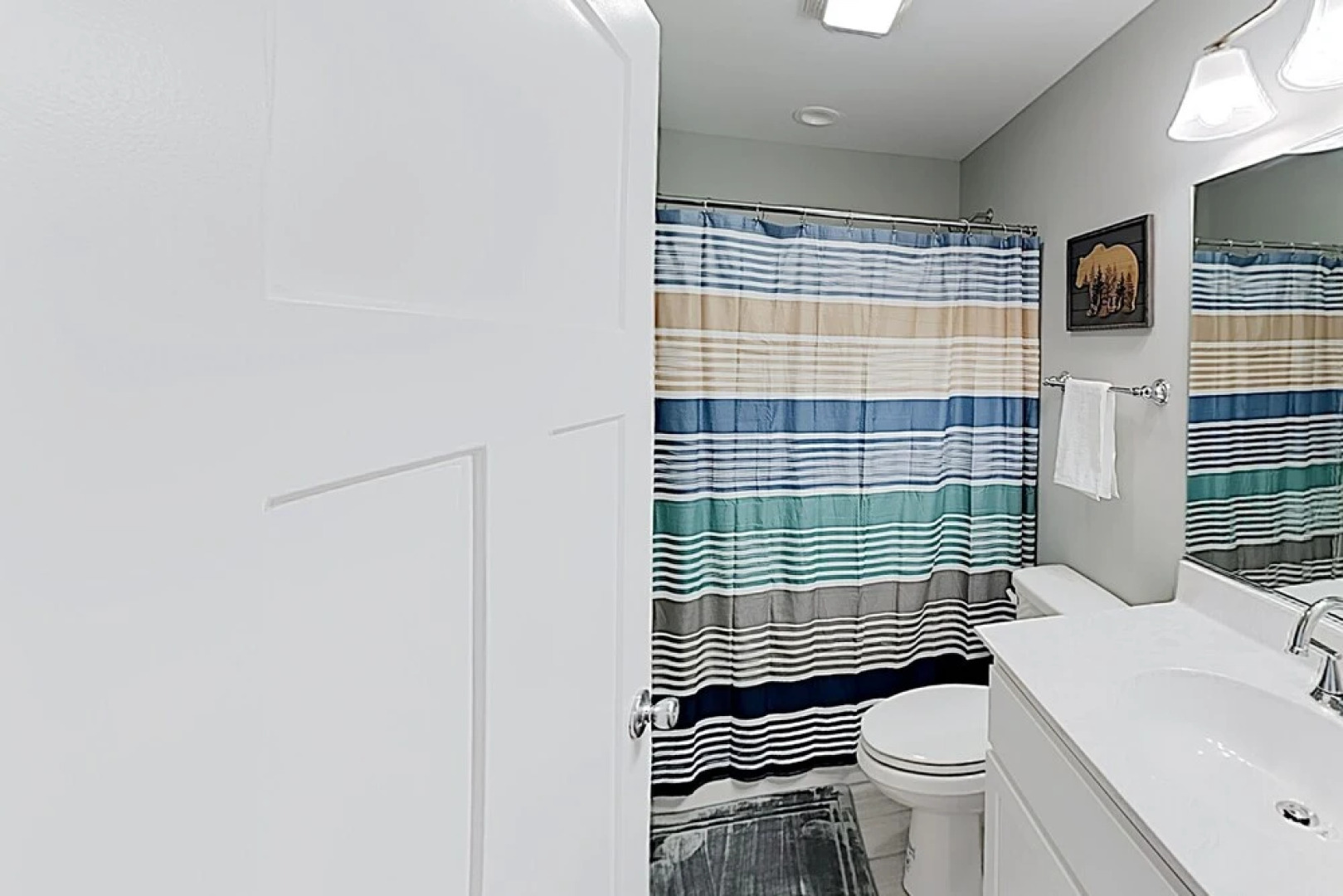 River-view Deck & Hot Tub! Minutes To Downtown 3 Bedroom Home