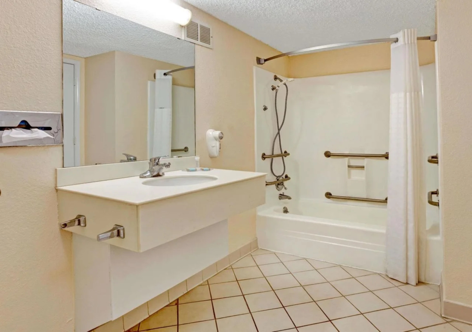 Travelodge by Wyndham North Richland Hills