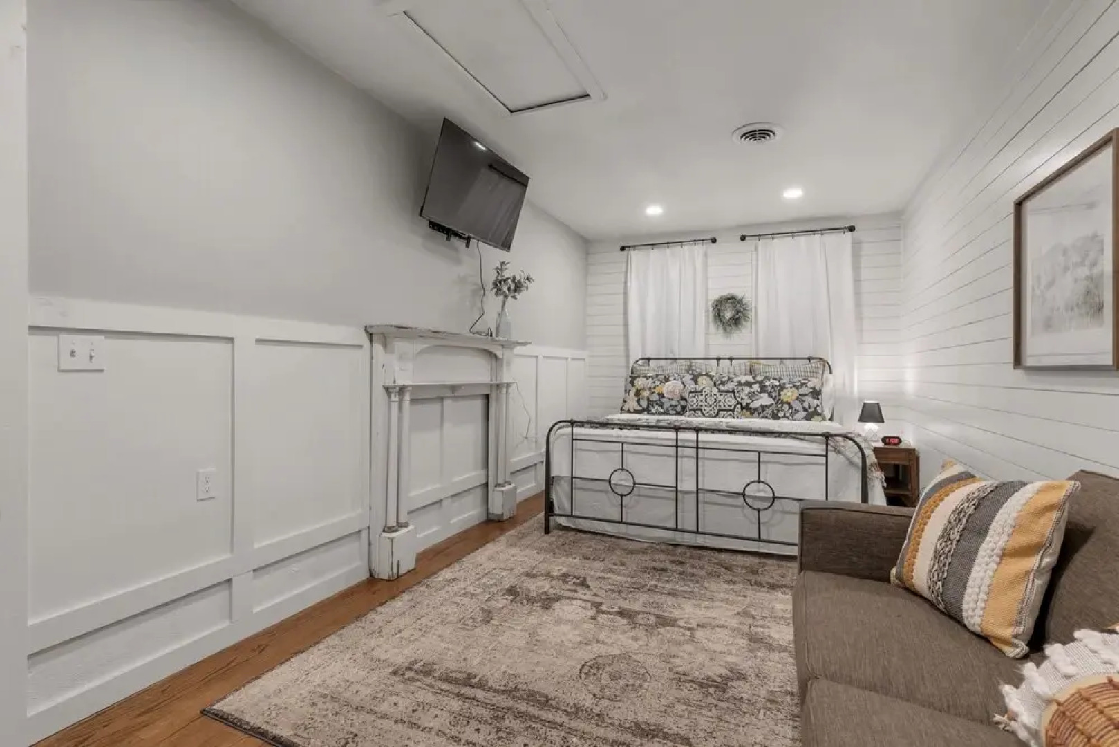 New Modern Farmhouse With Hot Tub, Fire Pit, & Games