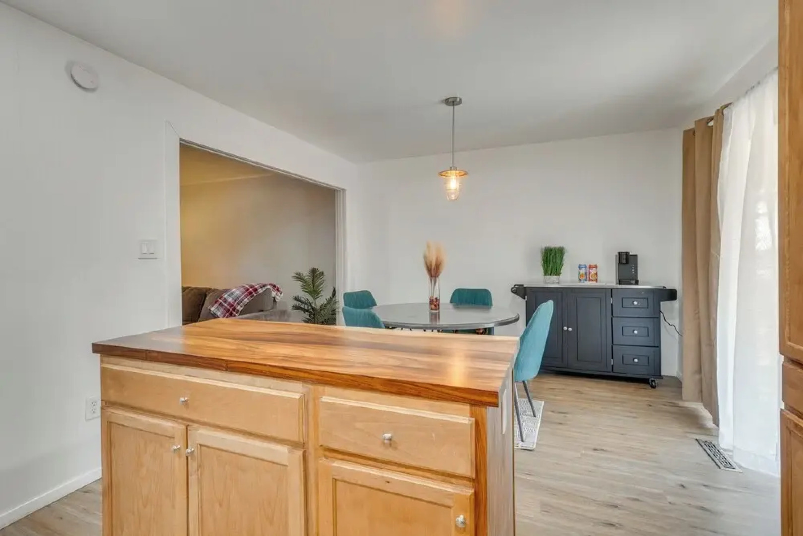 Chic Farmhouse, 3Mi to Lake-pet Friendly & Golfing