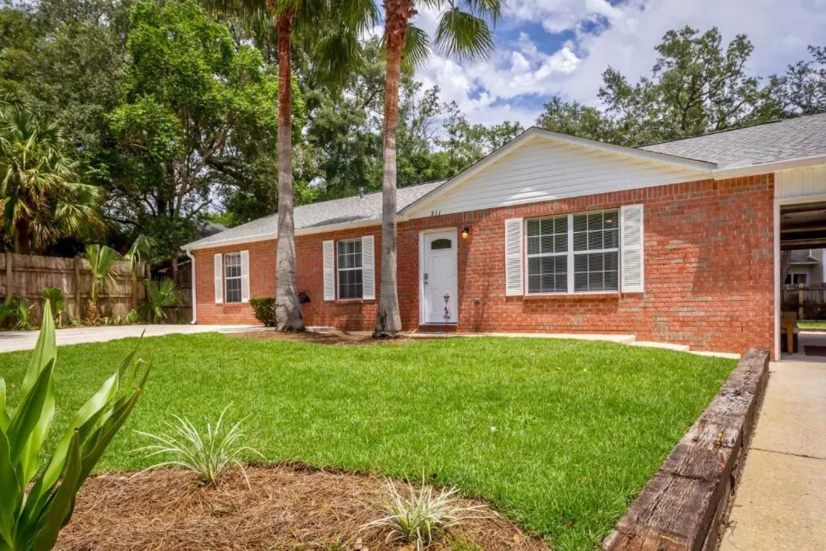 Life's a Breeze! Updated 3B Home 10 min to Beach!