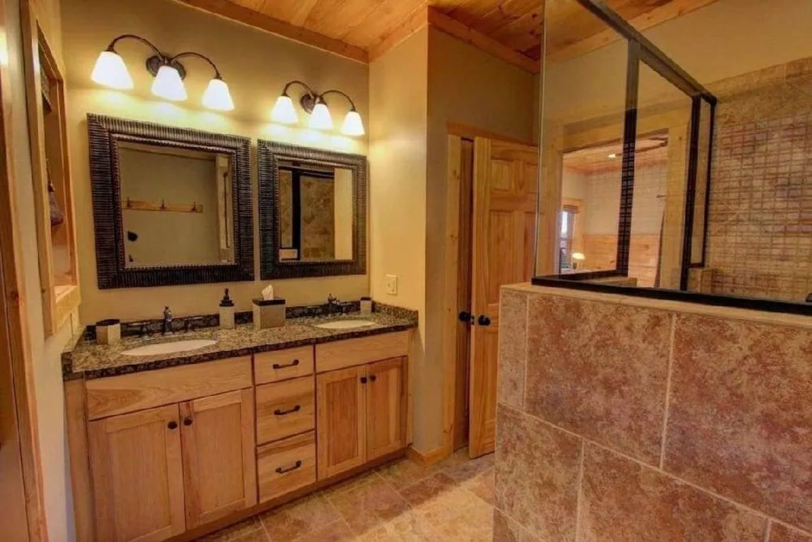 Bearmont Lodge 4 Bedroom Cabin by RedAwning