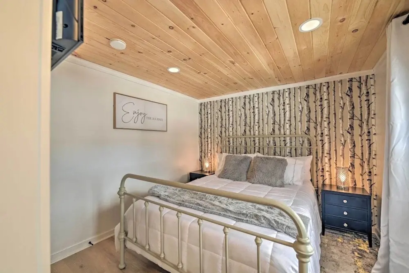 Modern Apartment: Near Hiking & Race Course