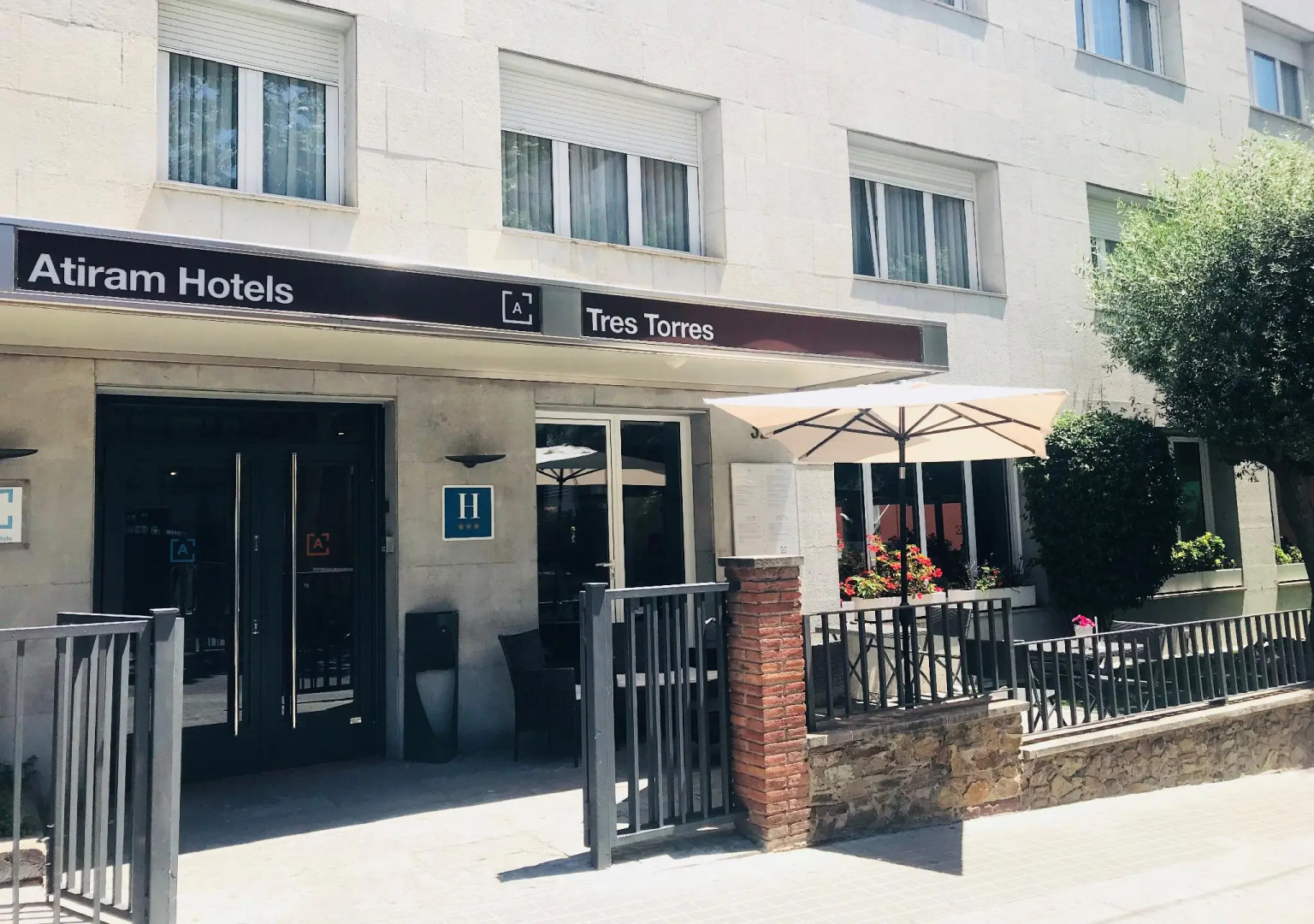 Отель Tres Torres Atiram