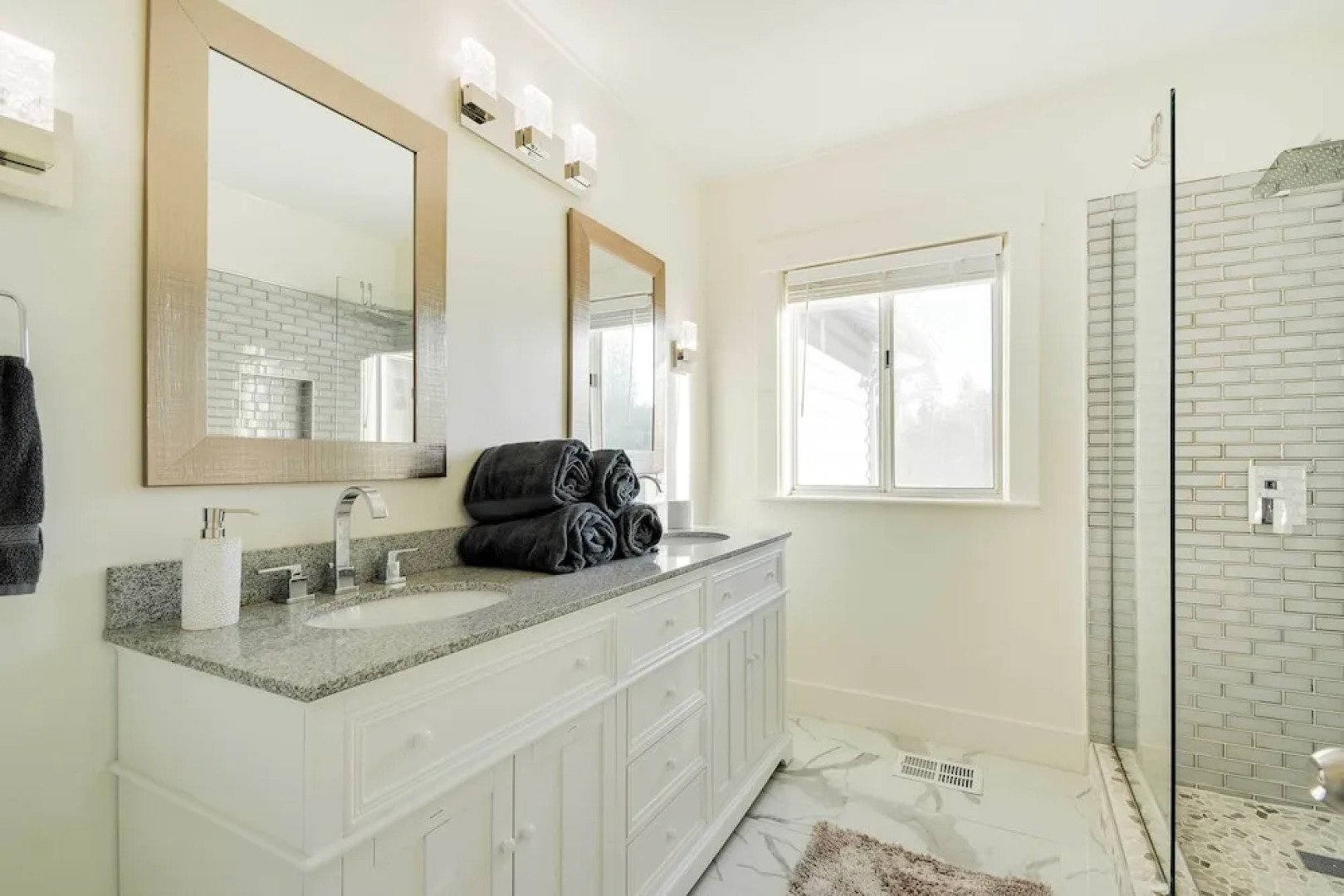 Waterfront Mariposa Vacation Rental w/ Hot Tub