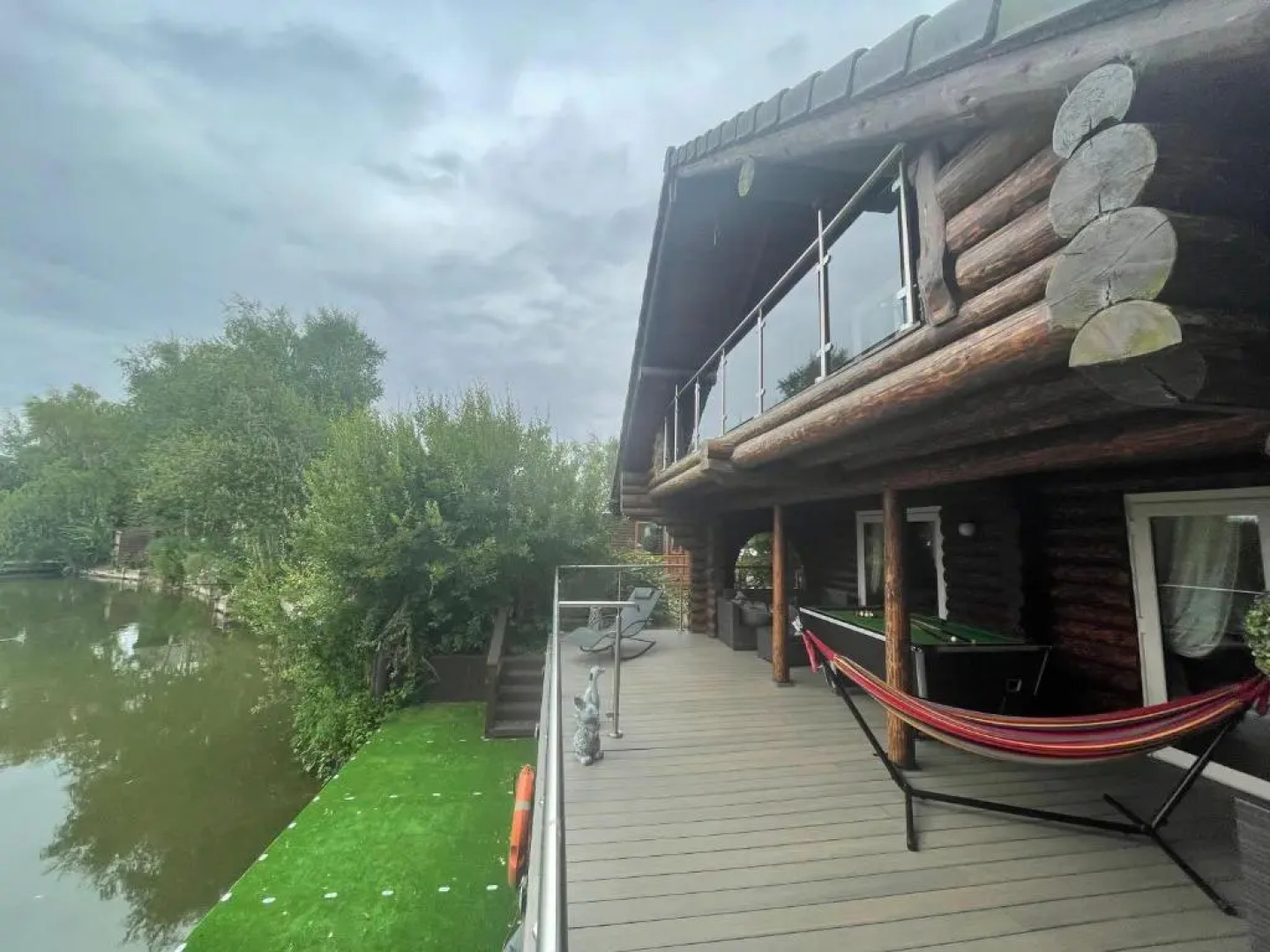 Woodpecker Log Cabin with hot tub, pizza oven bbq entertainment area, lakeside with private fishing peg situated at Tattershall Lakes