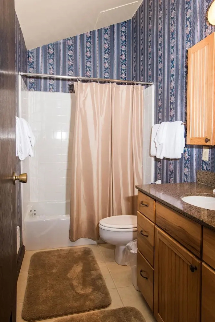 Three Kings Condo Near the Lifts by RedAwning