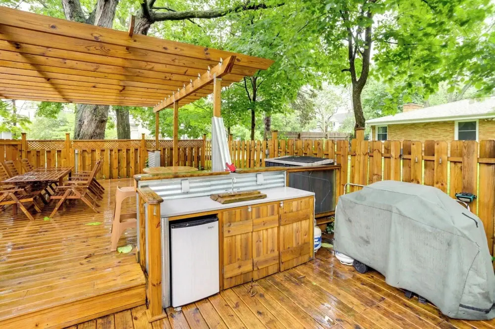 South Haven Oasis - Private Hot Tub, Pool & Grill!