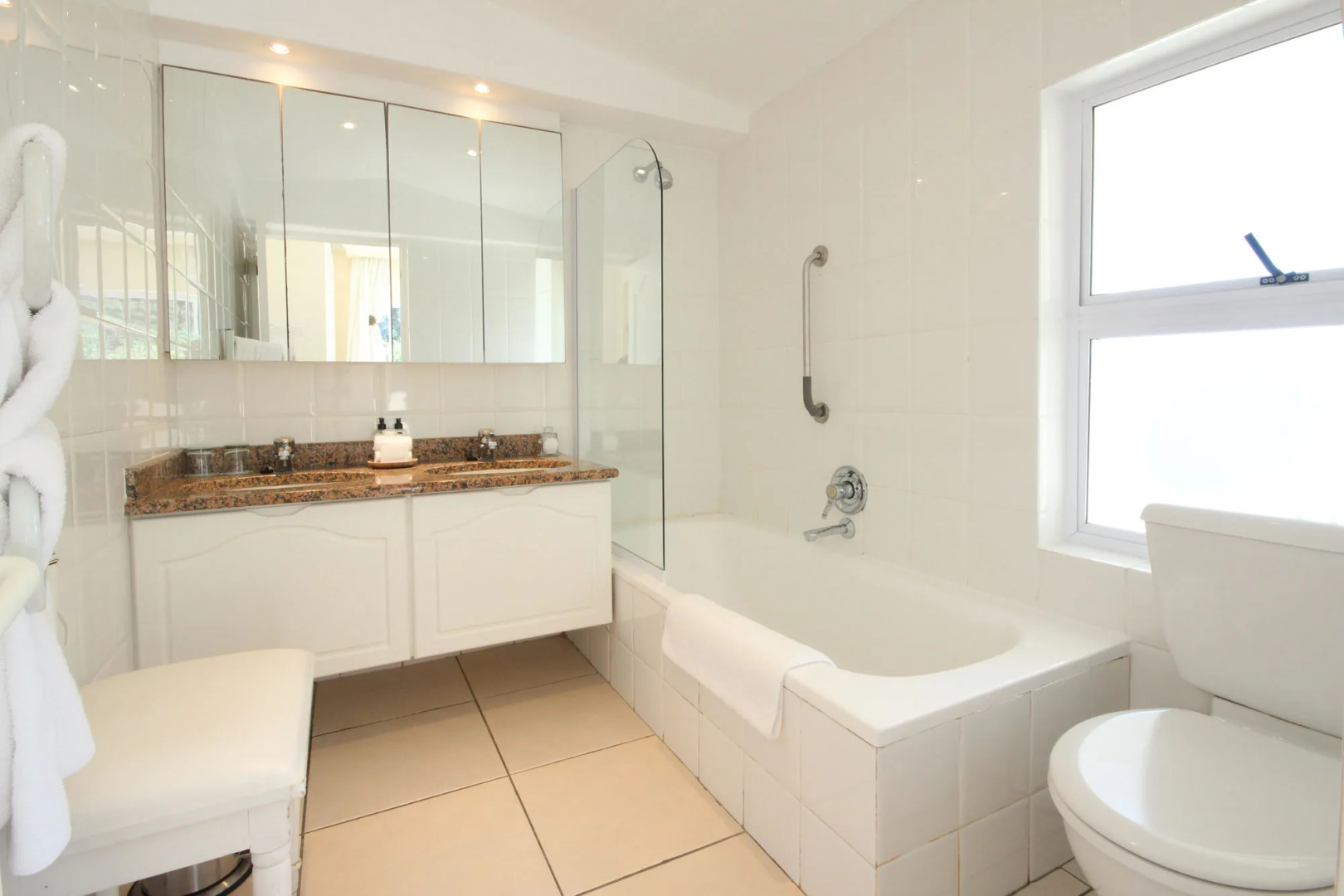 Hermanus Beachfront Lodge