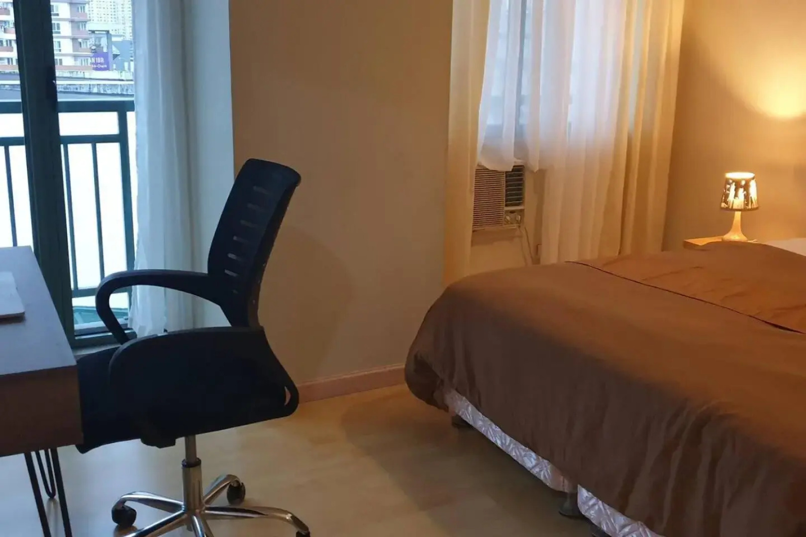 MANDALUYONG 2 Br w 2 Queen, 50HDtv across Shangrila Mall
