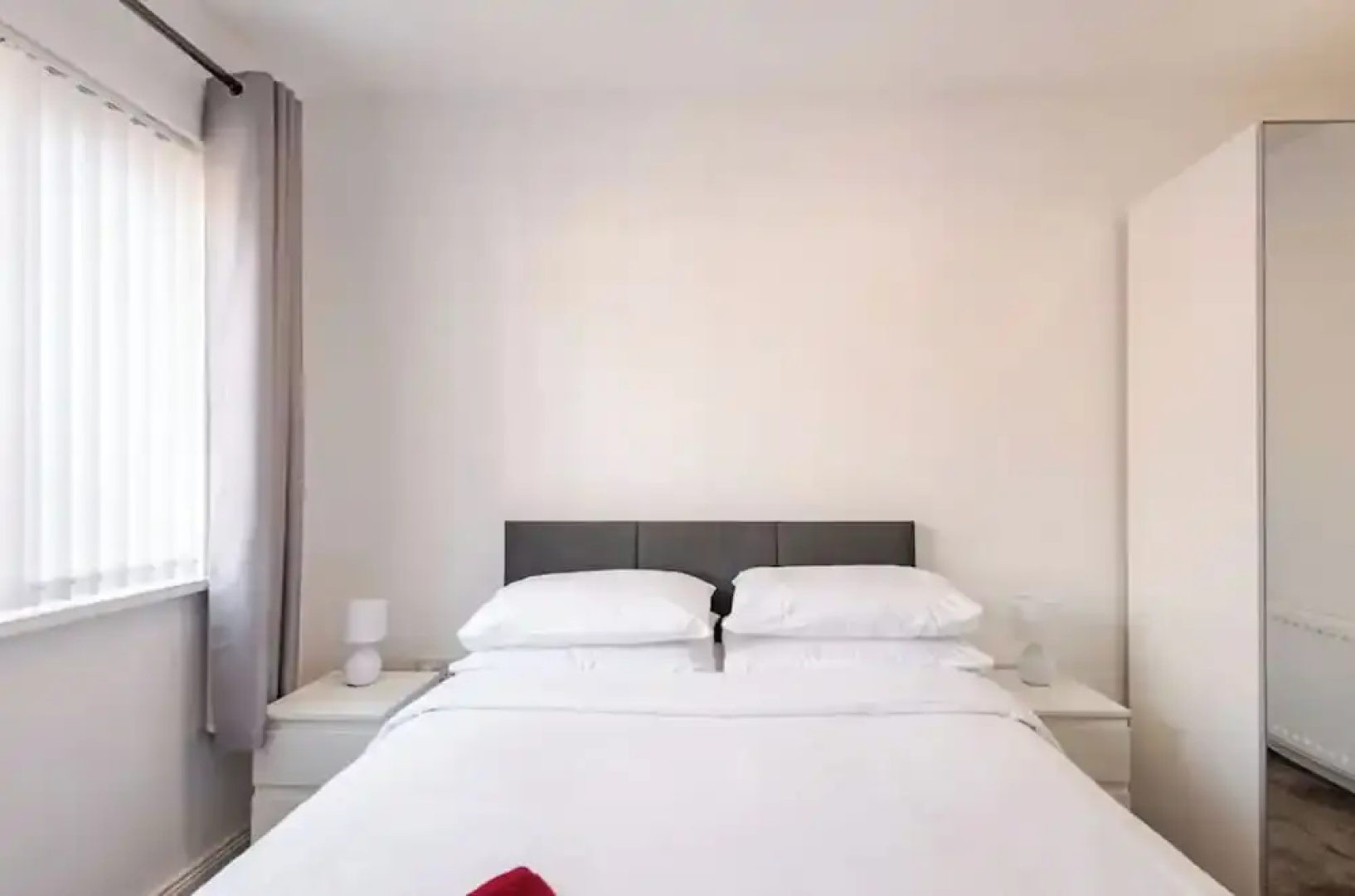 4 bed House - Private Garden - Free Parking
