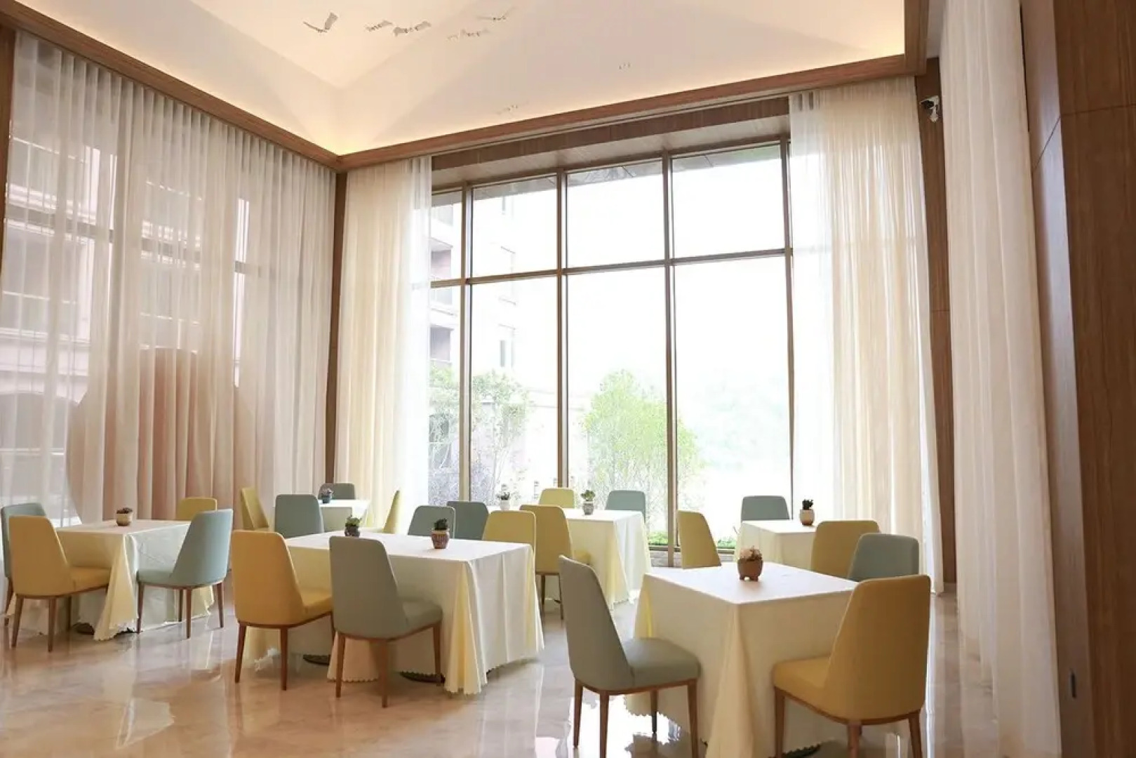 Emerald Bay Hotel Fuxian Lake