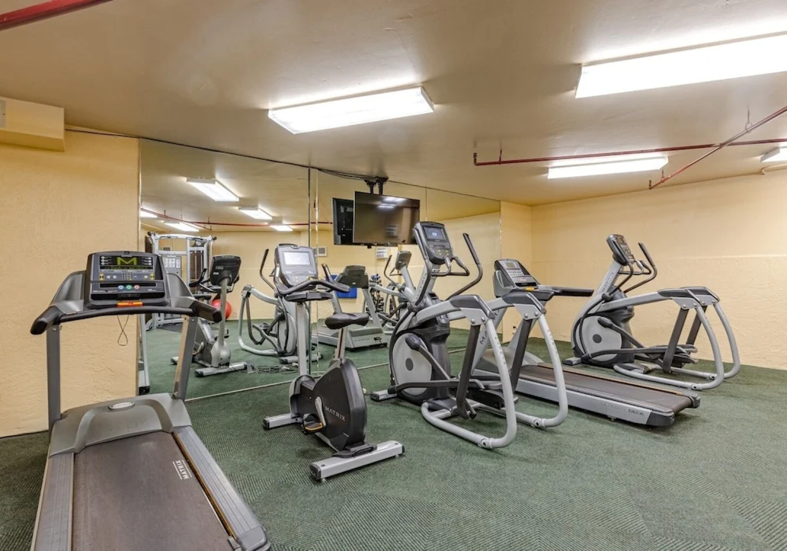 Royal Kahana 702 Studio Bedroom Condo by RedAwning