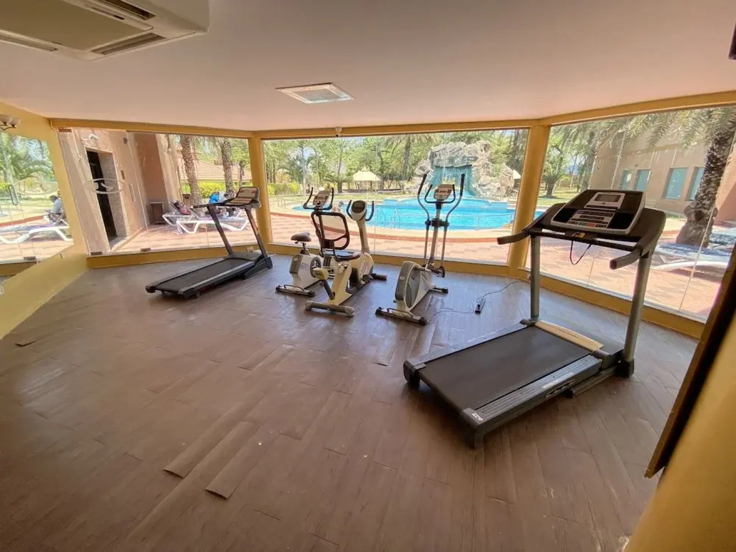 Confident Amoon - The Glamour Spa and Resort