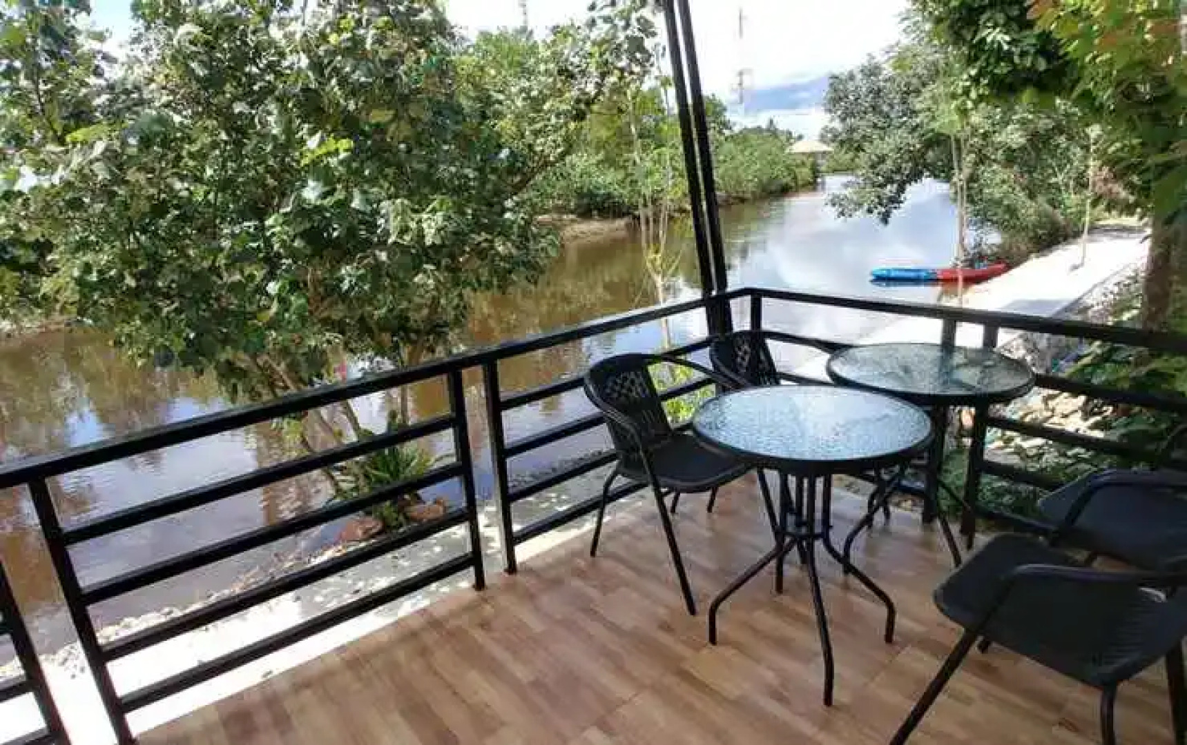 Thipburee Riverside Hotel