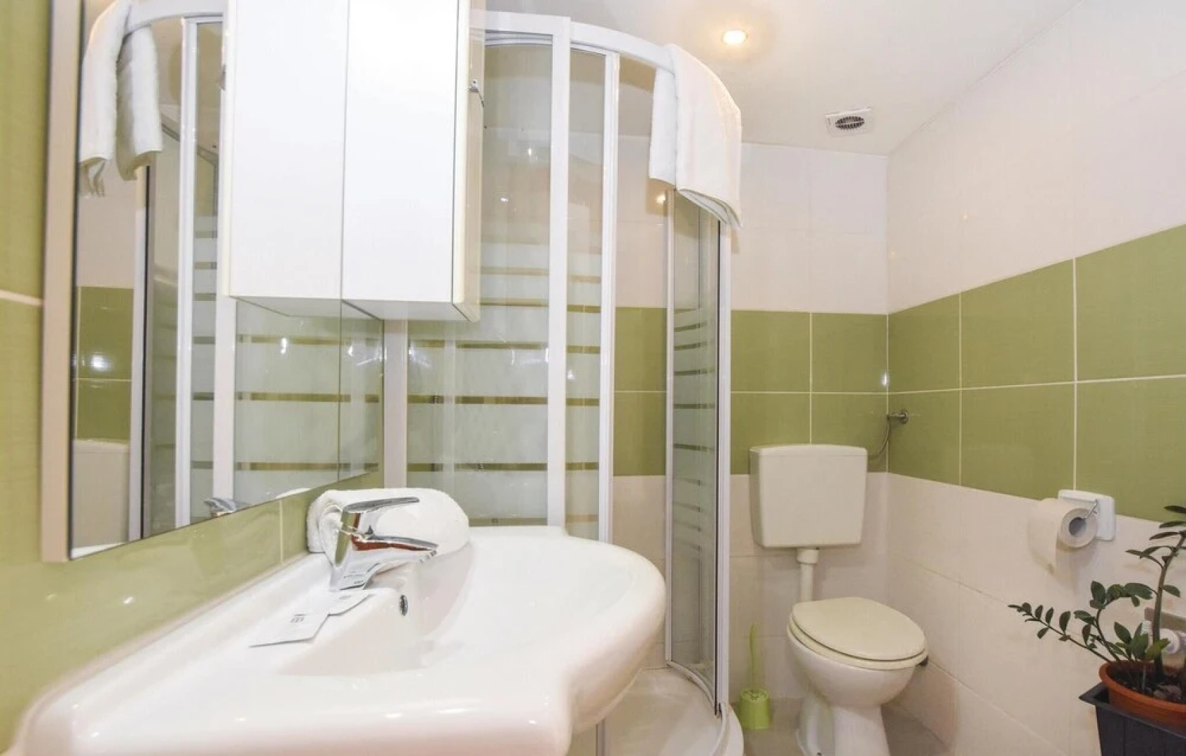 Beautiful Home in Kastel Gomilica With Jacuzzi, Wifi and 8 Bedrooms