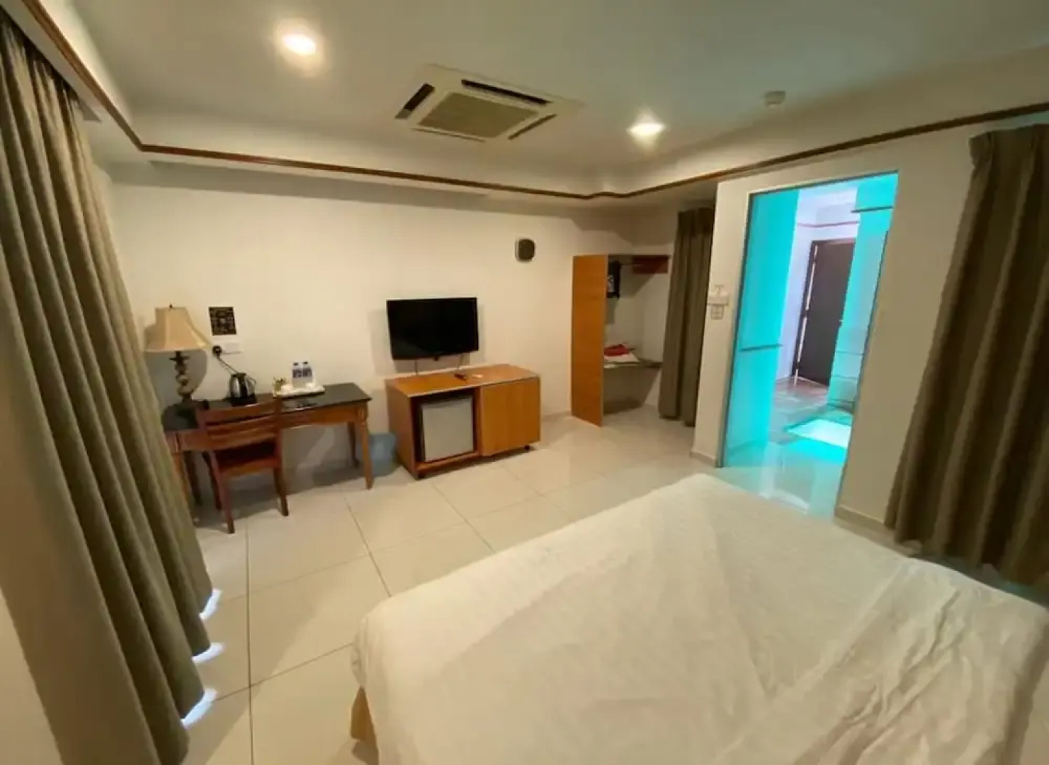 CMK & Private Water Chalet