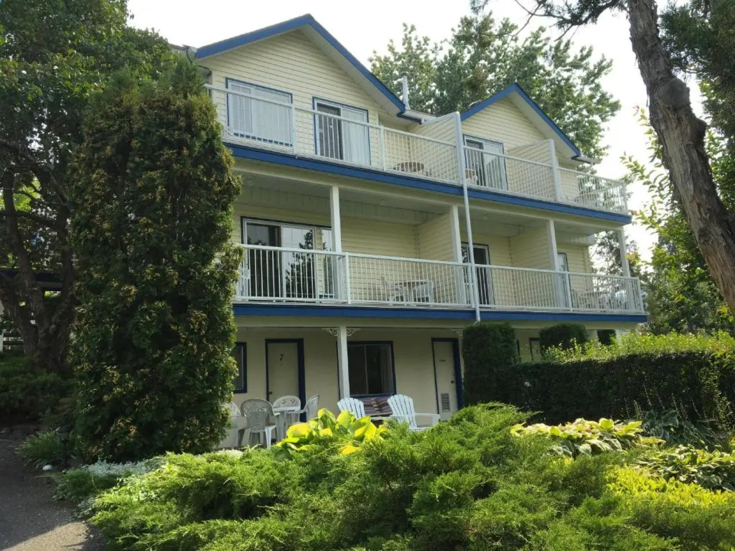 Lakeside Country Inn