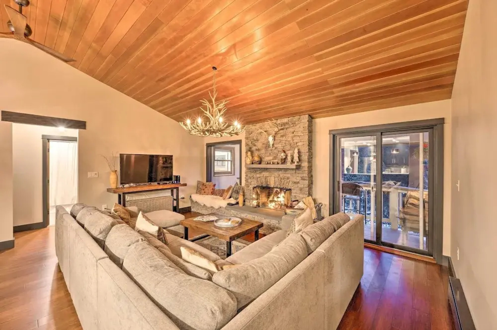 Riverfront Lincoln Condo: 1 Mi to Loon Mountain!