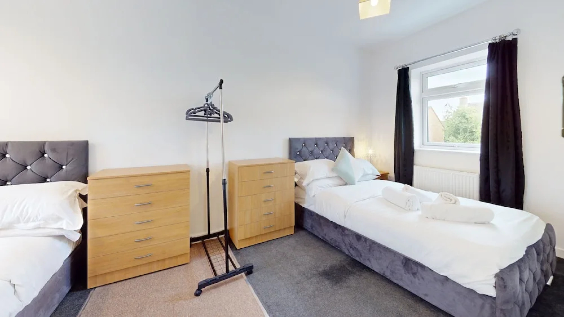 4 Bedroom Home - Sleeps 10 - Free Parking