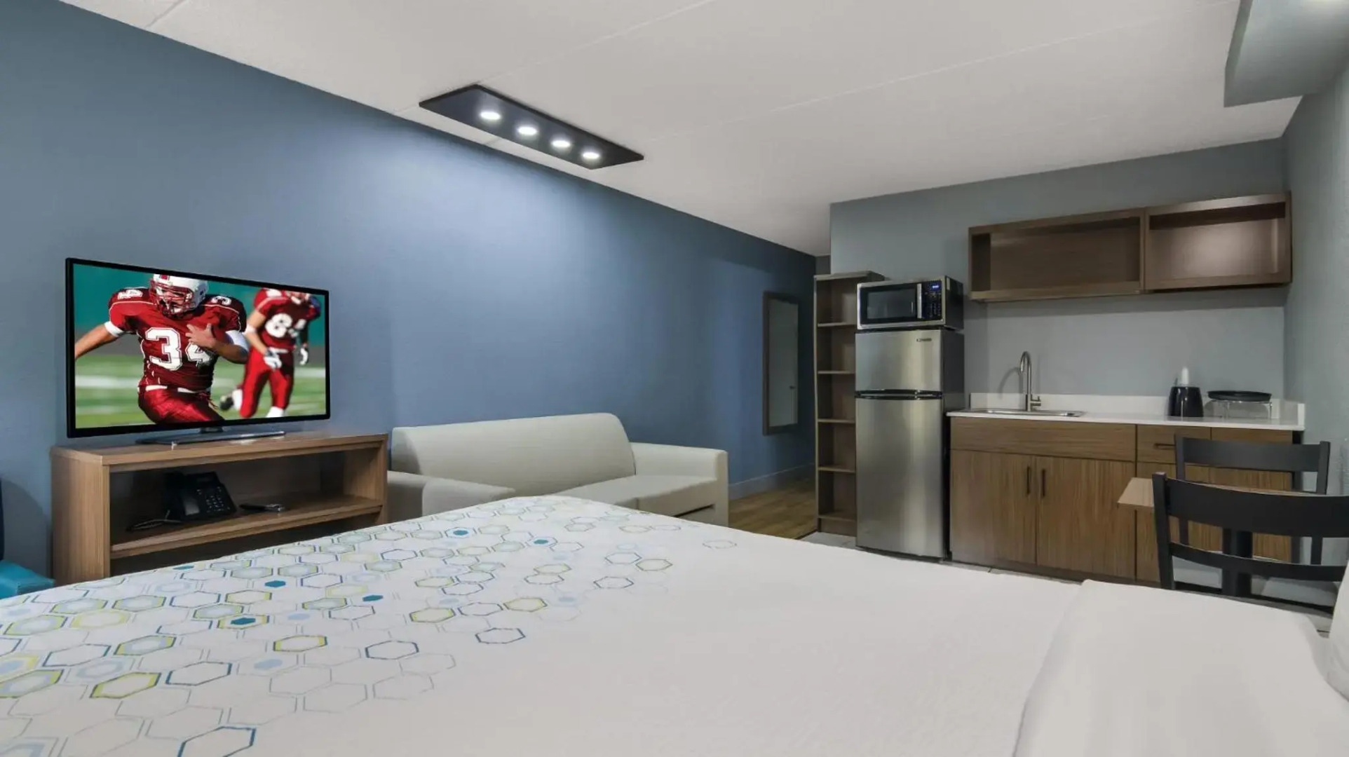 HomeTowne Studios by Red Roof & Conference Center Chicago – N Aurora/ Naperville