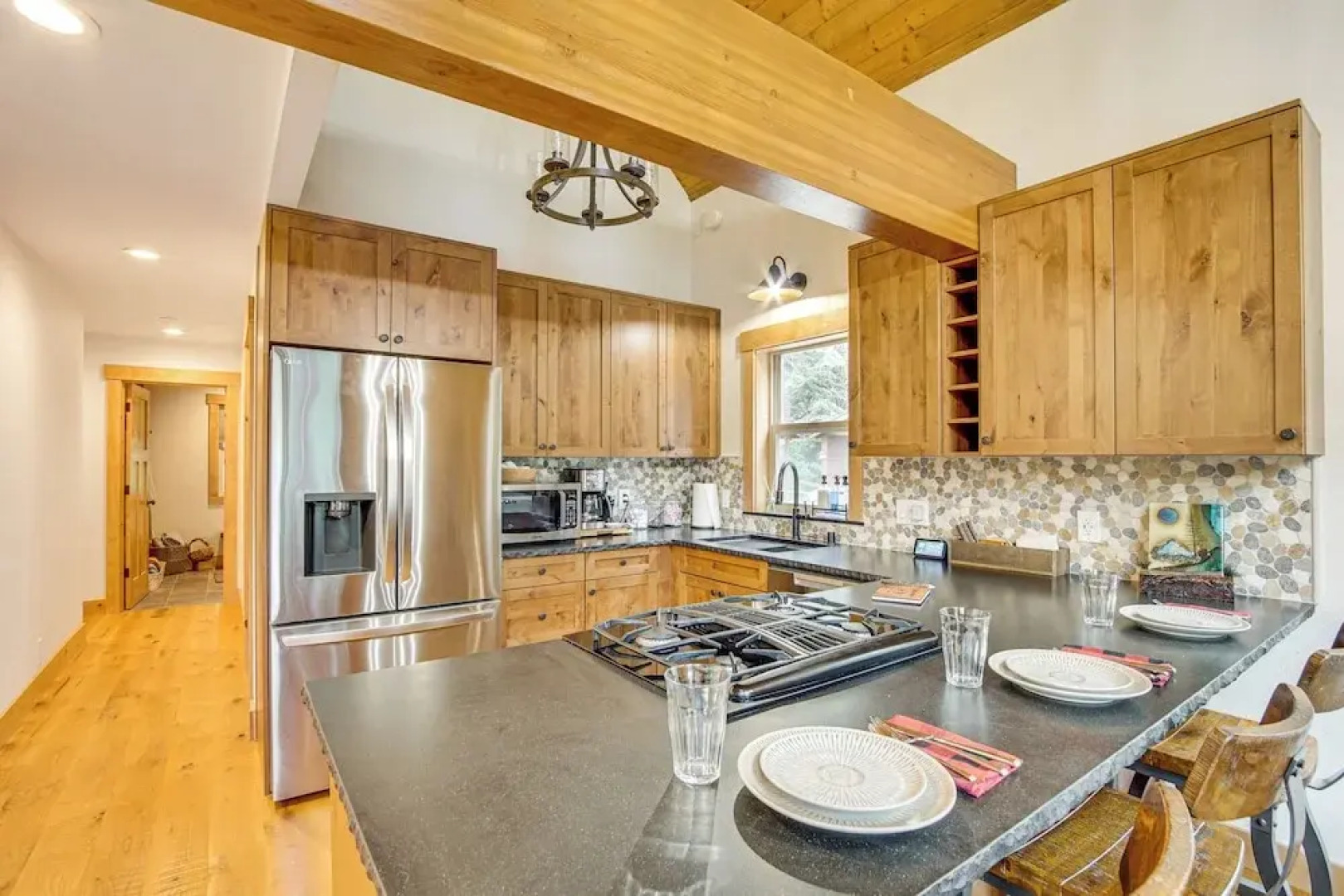 Cle Elum Cabin w/ Hot Tub, 4 Grills & Game Room!