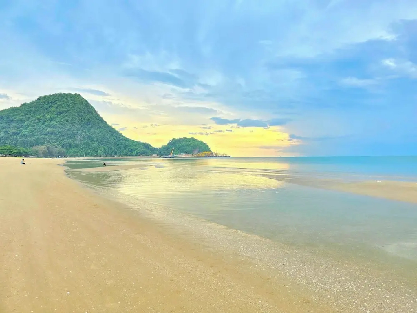 Luxtalay Khanom Hotel