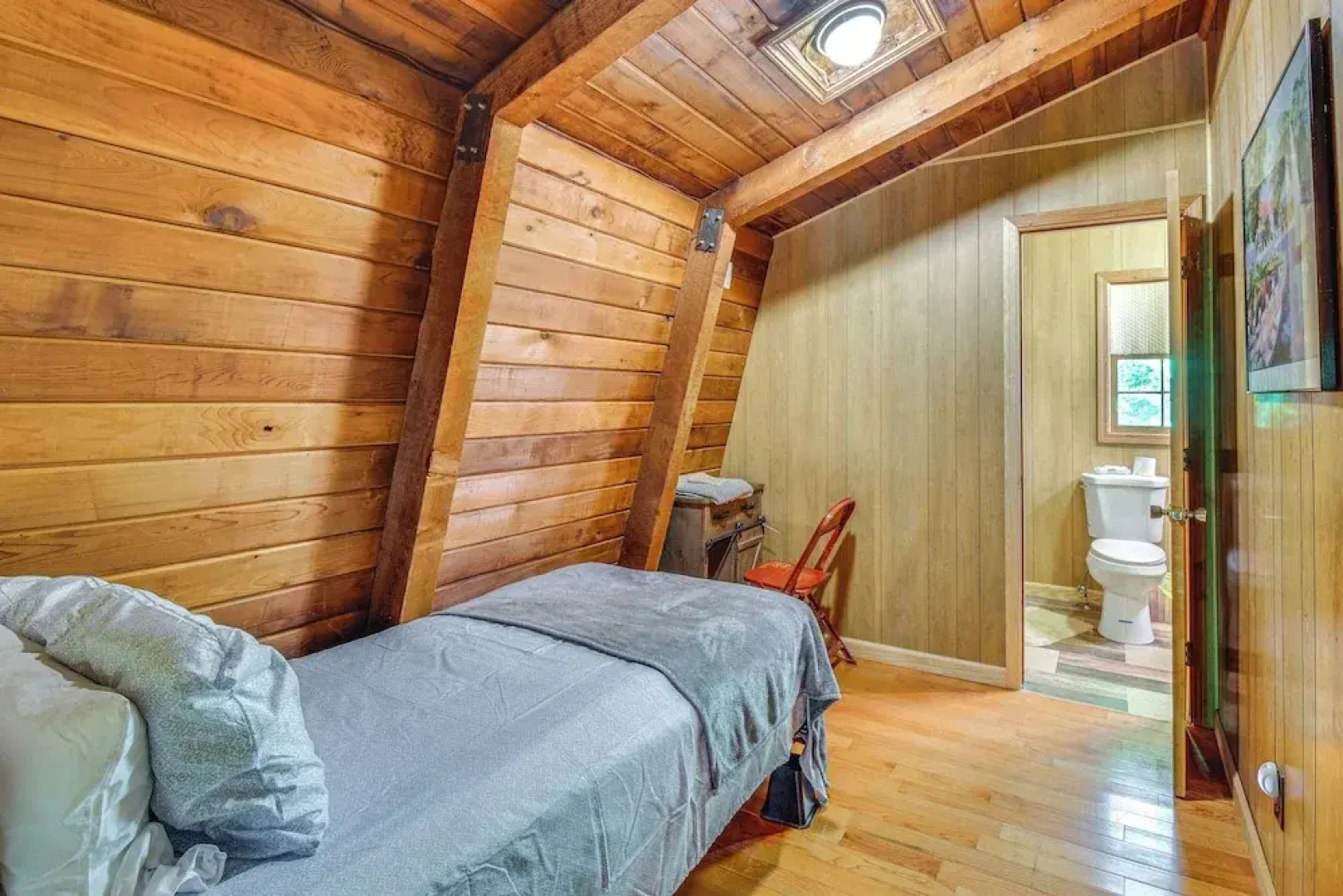 Pet-friendly Lavonia Cabin, Walk to Lake Hartwell!