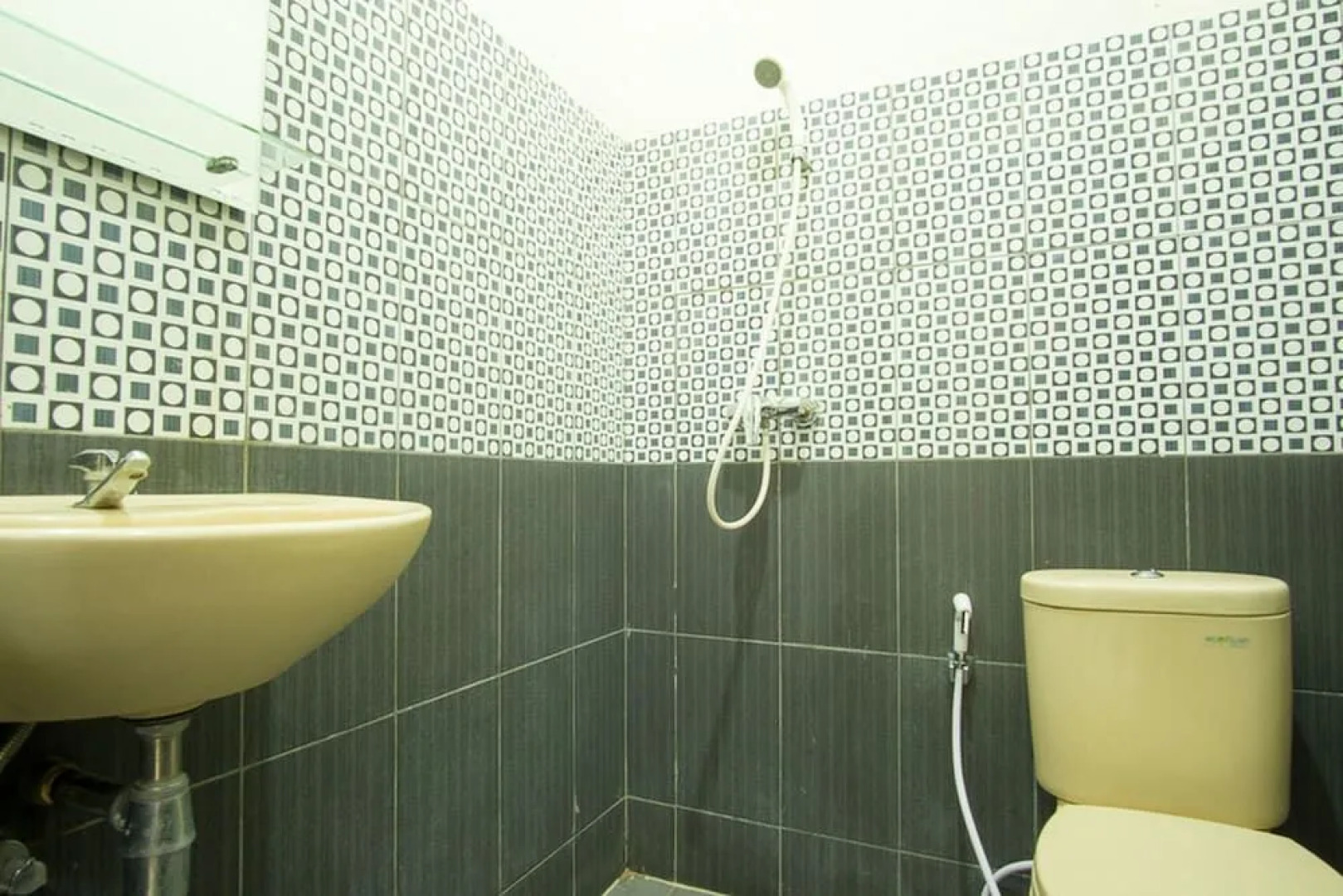 RedDoorz Syariah near Ngade Lake