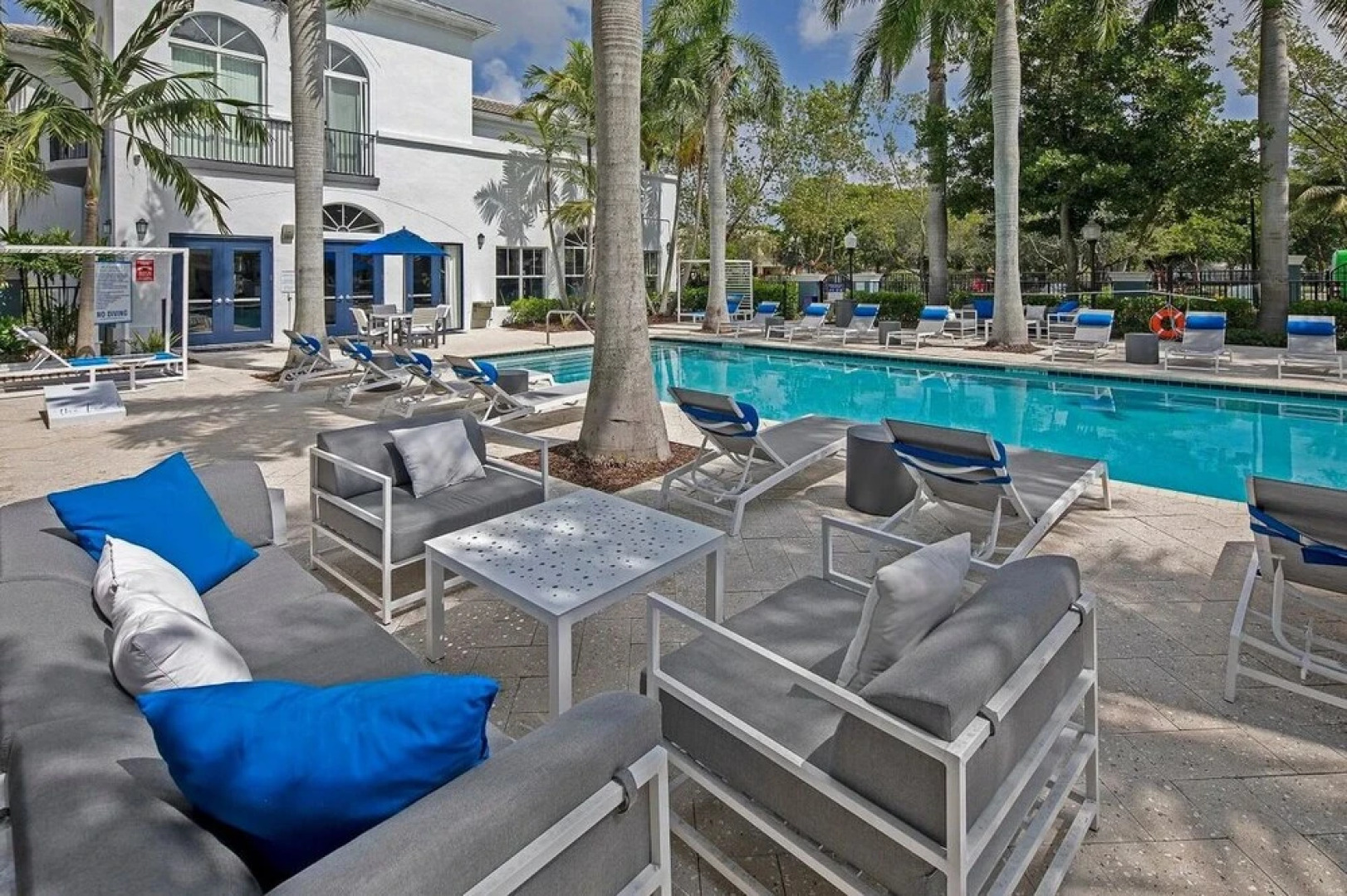 Contemporary 1br, In Unit Washer/dryer, Free Parking With All Amenities! 1 Bedroom Apts