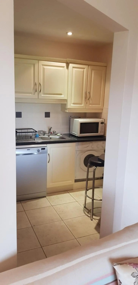 Beautiful 3 Bed Apartment with Balcony Sea View