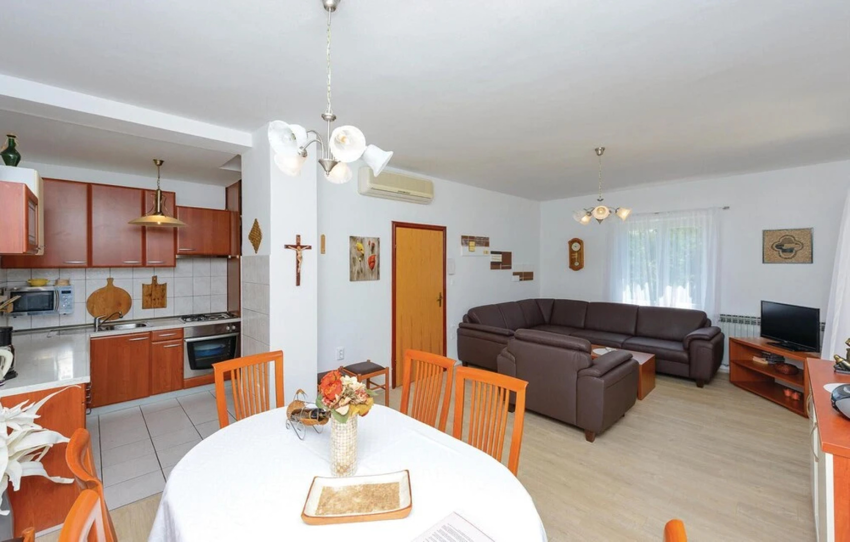 Stunning Home in Mocici With Wifi and 4 Bedrooms