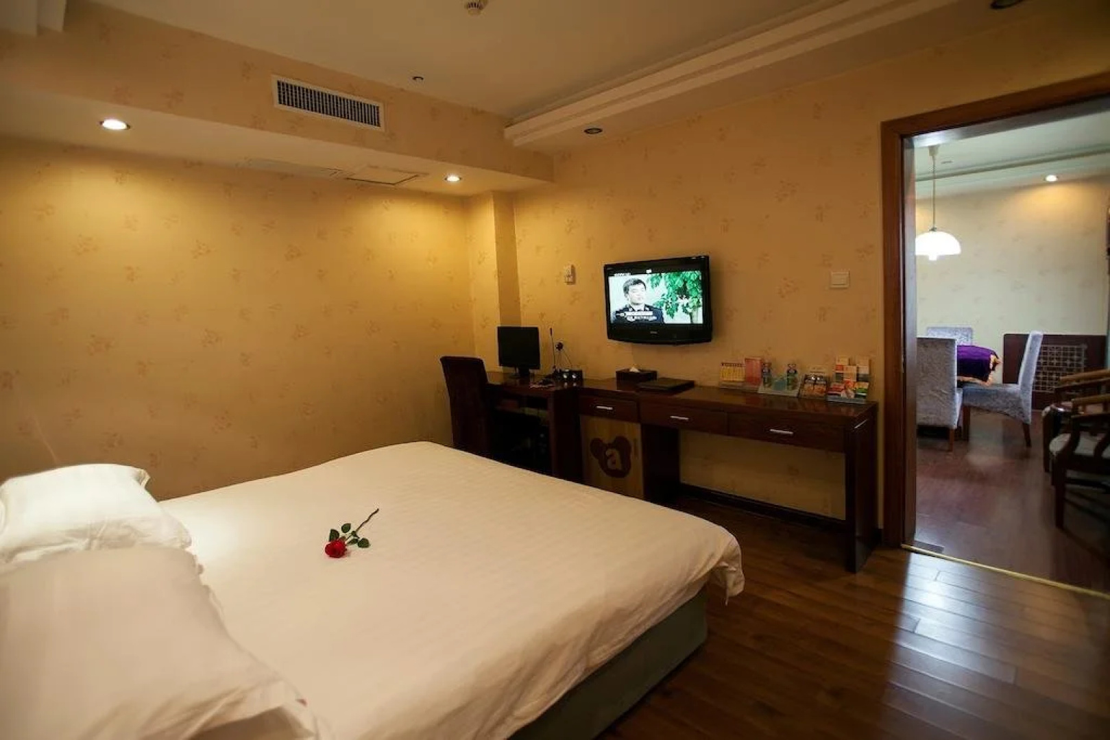 Yiwu Luck Bear Hotel