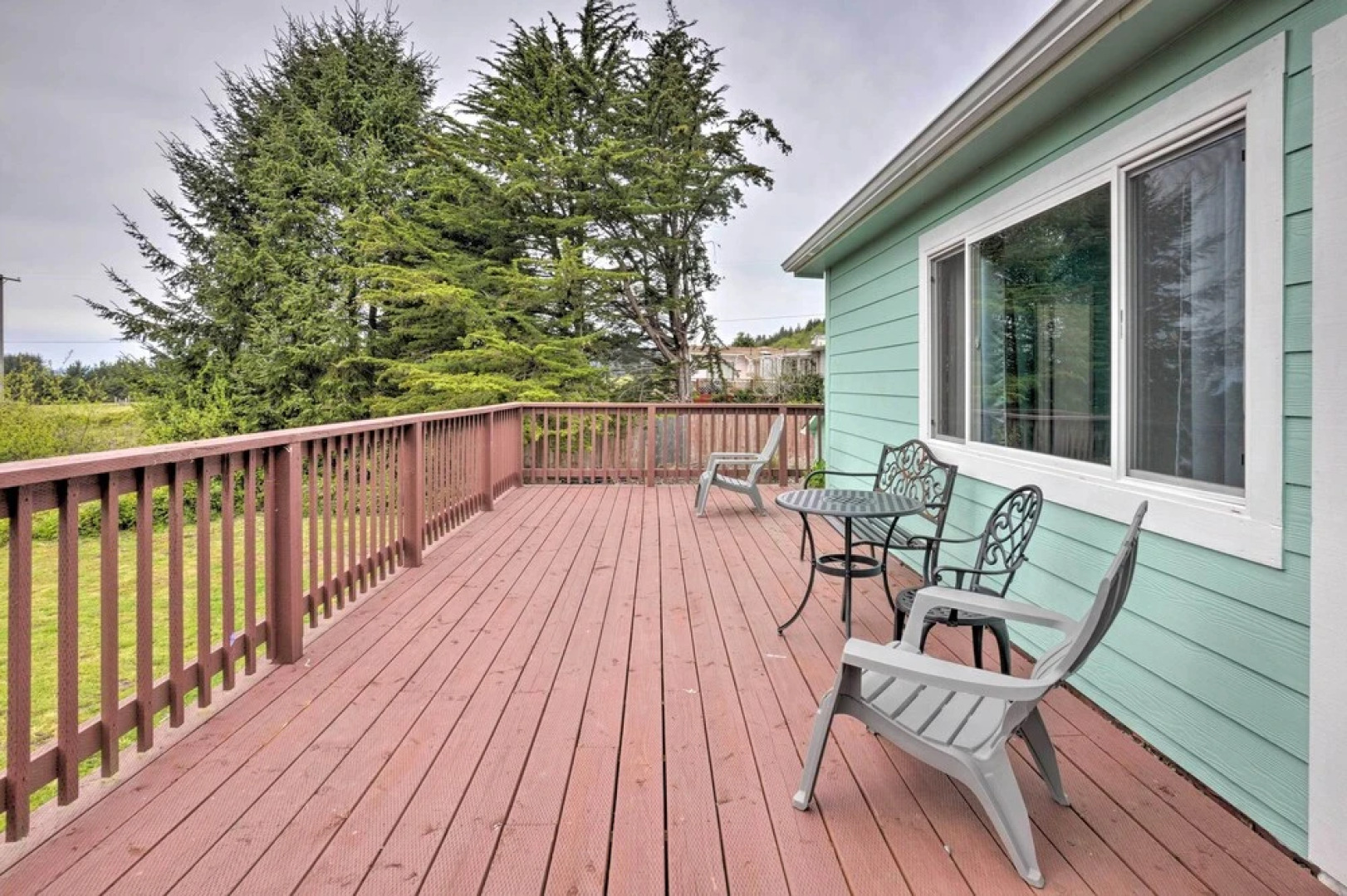 Bungalow w/ Wraparound Deck - 8 Mi to Brookings